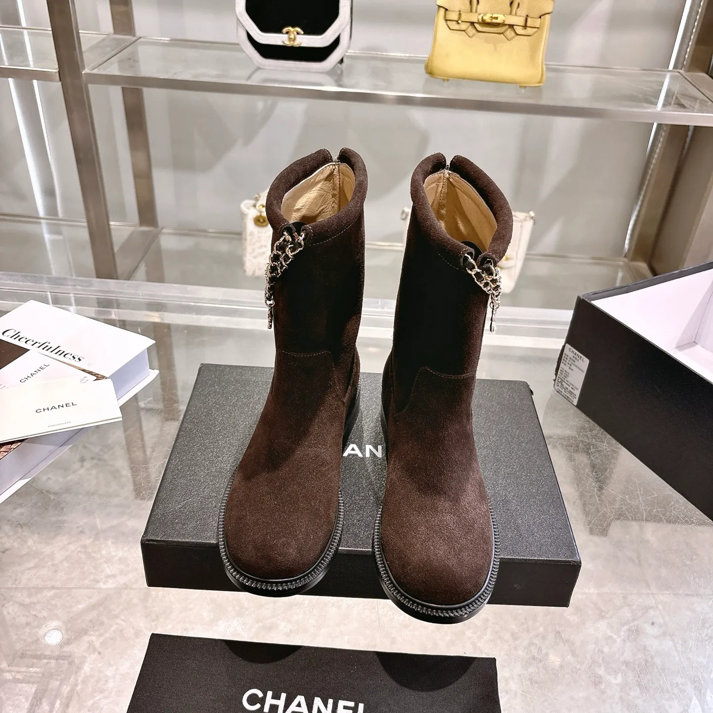 👟👟Ex-factory price 580👟👟 (Top version) CHANEL Chanel* Xiaoxiang new autumn and winter letter knight boots. This knight boot is really a representative of handsome fashion. The boots are embellished with Chanel letters, low-key yet luxurious! Simple, fashionable, individual and grand! The natural and smooth beauty has a beauty that is stunning in time. You should also show off your long legs in winter ~ Upper: imported calfskin Lining: water-dyed cowhide lining Heel height: about 3cm Size: 35-39 (40, 41 customization is not returnable)